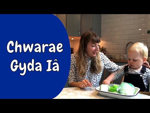 Chwarae Gyda Iâ - Gweithgaredd Synhwyraidd i Blant Bach