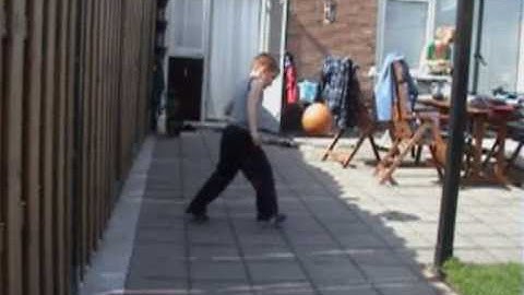 Marco (van Basten?)  houdt balletje hoog