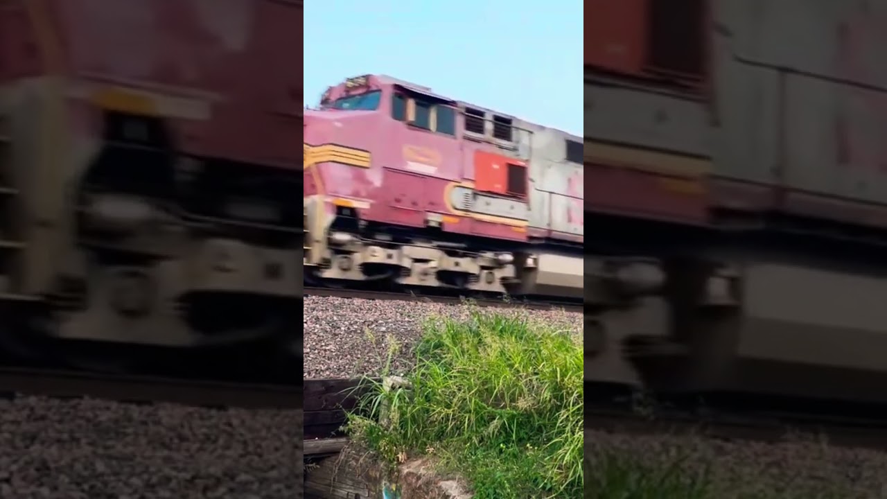 AWESOME ATSF HORN ON ATSF DASH 9!!! 