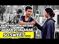 WOW.. Pengamen Jalanan Nembak MAHASISWI UM Malang Cantik & Ngasih Bunga Mawar