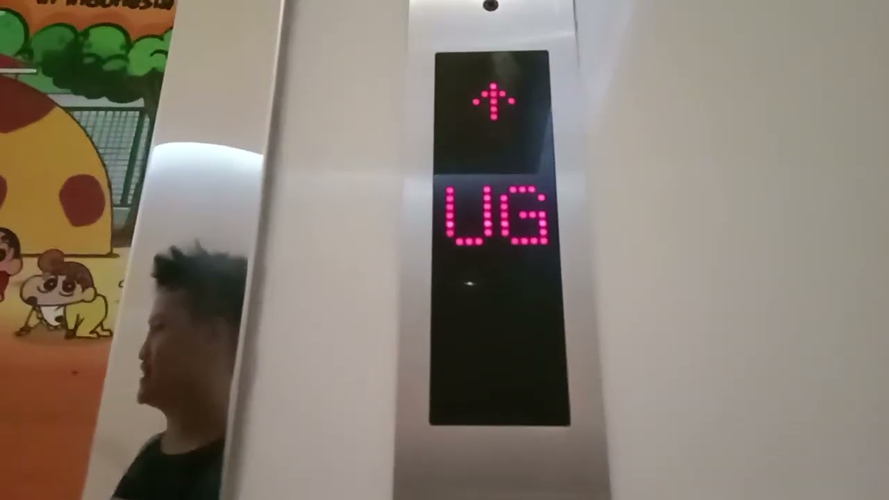 elevator supermal karawaci