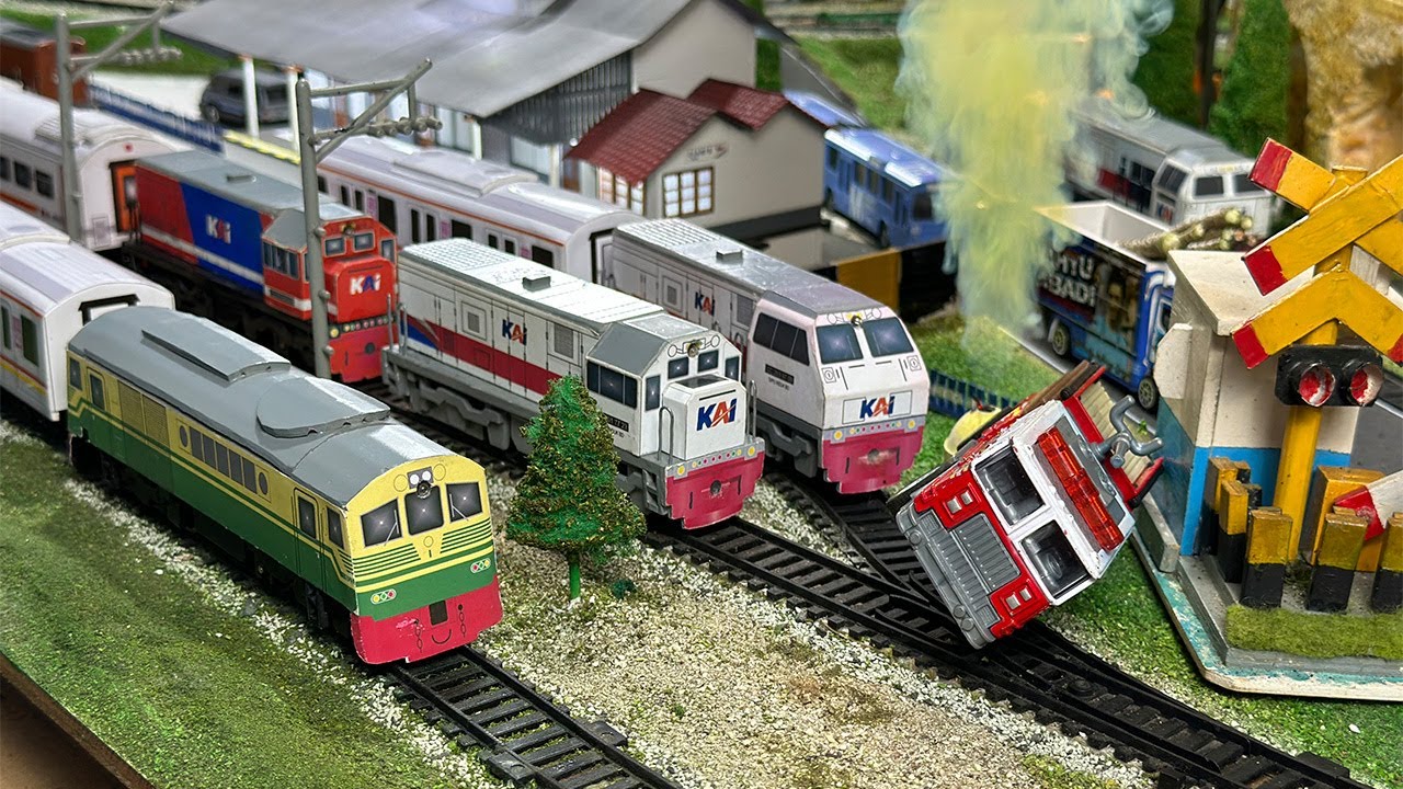 Drama Rombongan Kereta Api Indonesia CC201 Anjlok Tabrak Mobil Pemadan Hingga Terguling dan Beruap