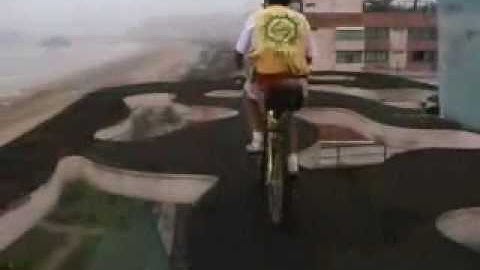 Crazy dude riding on the edge[from www.metacafe.com].wmv