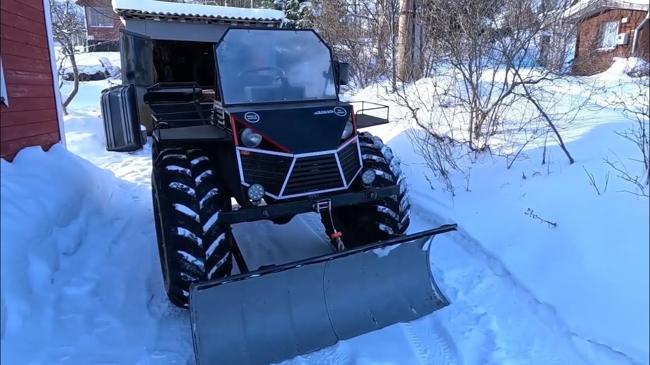 Толкаю снег