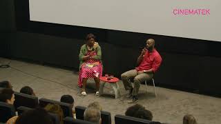 The Act of Breathing: Généalogie d’un cinémabelgo-congolais 14.07.2022
Conversation entre Monique Mbeka Phoba et le réalisateur, acteur, poête Nganji Mutiri : Toni Morrison dit : Si vous pensez quun livre manque, écrivez-le vous-même. Jai donc pris mes responsabilités. Sans me rendre compte quun film belgo-congolais navait pas été réalisé depuis longtemps.
Je comprends aussi que cest presque un passage obligé de rester proche de ce que lon connaît bien au premier film. Mais je nai pas envie de remplir la case diversité. Juwaa nest pas une leçon dhistoire, mais une histoire singulière. Amani et Riziki sont Amani et Riziki, ils ne représentent pas tous les Congolais. Ils ne le peuvent pas non plus. Ce que je crois et pense nest pas ce que ma sœur croit et pense, bien que nous ayons grandi ensemble. Il existe déjà de grandes différences entre frères et sœurs au sein dune même famille, alors pourquoi mettre tout un peuple dans le même sac ? Parce quil y a un manque de représentation et de diversité dans le cinéma et la télévision, cela se produit encore. Dommage, car dans une salle de cinéma, en compagnie de personnes que vous ne connaissez pas, vous pouvez être profondément ému par des personnages iraniens, coréens, français ou belges dont la religion, la culture, la couleur de peau ou les préférences sexuelles sont complètement différentes. Cest la magie du cinéma.” Nganji Mutiri dans BRUZZ.
The Act of Breathing offers a retrospective of 26 films selected by Monique Mbeka Phoba (23.06-31.07) and the exhibition of 10 in-situ works of art at the Asiat military base in Vilvoorde. At the same time, three other artists will meet in the Europa space of Bozar in Brussels, at the exit of the CINEMATEK movie theatres. Orchestrating the narrative of the project are curators Sorana Munsya and Evelyn Simons.
Living Traces, a bridging project between Kinshasa and Brussels, is articulated around various multidisciplinary artistic proposals that will be held between the two capitals between March 2022 and March 2023. The project reflects the desire of KANAL-Centre Pompidou to broaden peoples perception by inviting them to discover the artistic diversity of the Congolese, Belgian and Belgian-Congolese communities. The Act of Breathing: Généalogie d’un cinémabelgo-congolais 14.07.2022