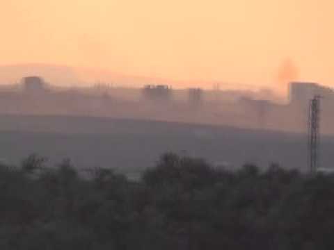 ألسنة اللهب وأعمدة الدخان تتصاعد من مدينة ادلب بعد العمليات الاستشهادية الله أكبر