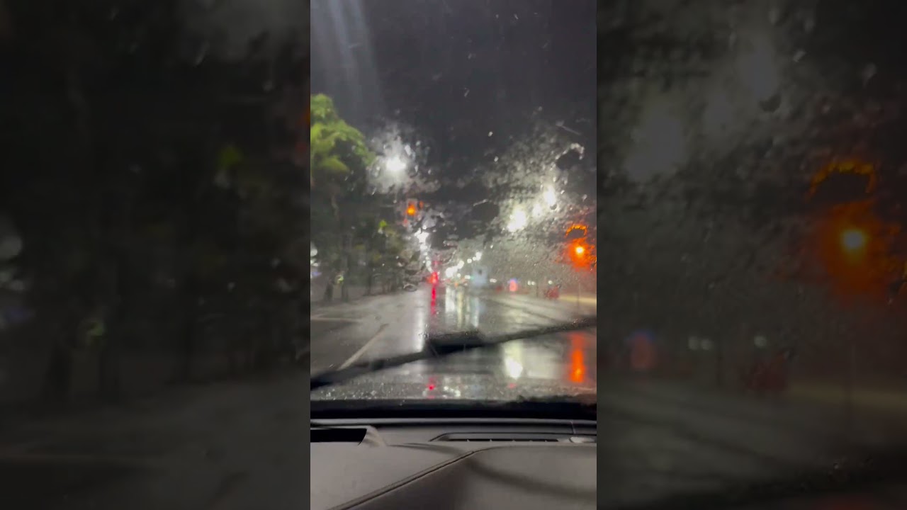Dirigindo por Ipanema, de madrugada, na chuva.