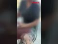 Genç kadını sokakta dövüp videoya çektiler!