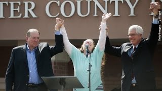 Kim Davis Joins Supporters To 'Eye Of The Tiger' - Newsy