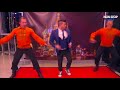 Chris marques fait un marathon de la danse sur le plateau