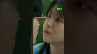她让每一个侵入性想法都占了上风。隔壁男孩的安慰之吻 💋🚪