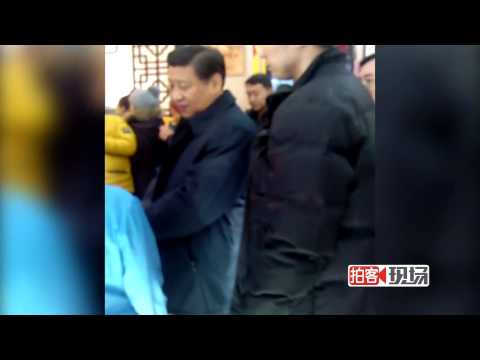 Chinese president Xi Jinping patiently waits in line in Beijing restaurant