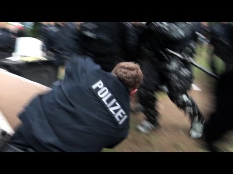 Polizei überwältigt Aktivist: Occupy Frankfurt - Räumung 16.05.2012