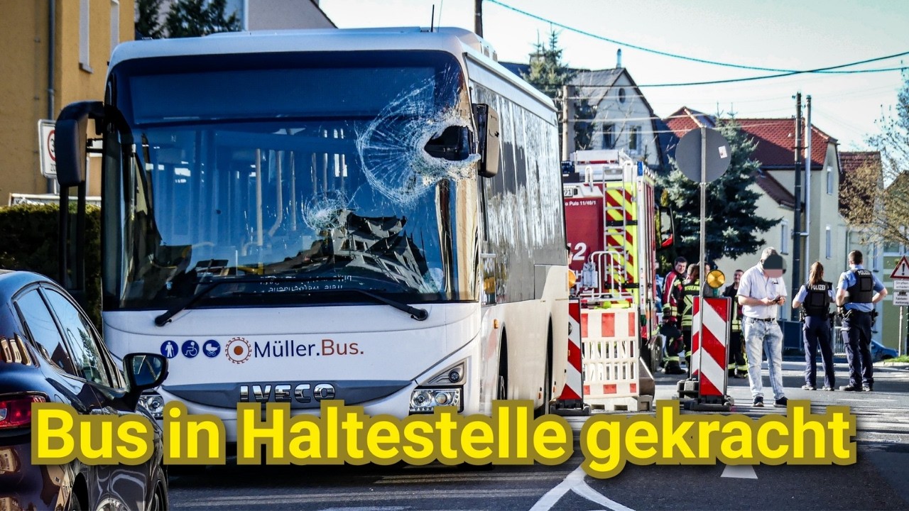 [Bus kracht gegen Haltestelle] Einsatzfahrten + Einsatzstelle in Pulsnitz