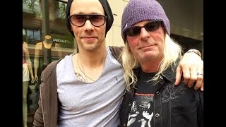 Download Lagu Alter Bridge Vocalist singing Watch Over You in the streets MP3