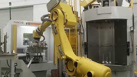 Turntable shot blasting machine equipped with robot