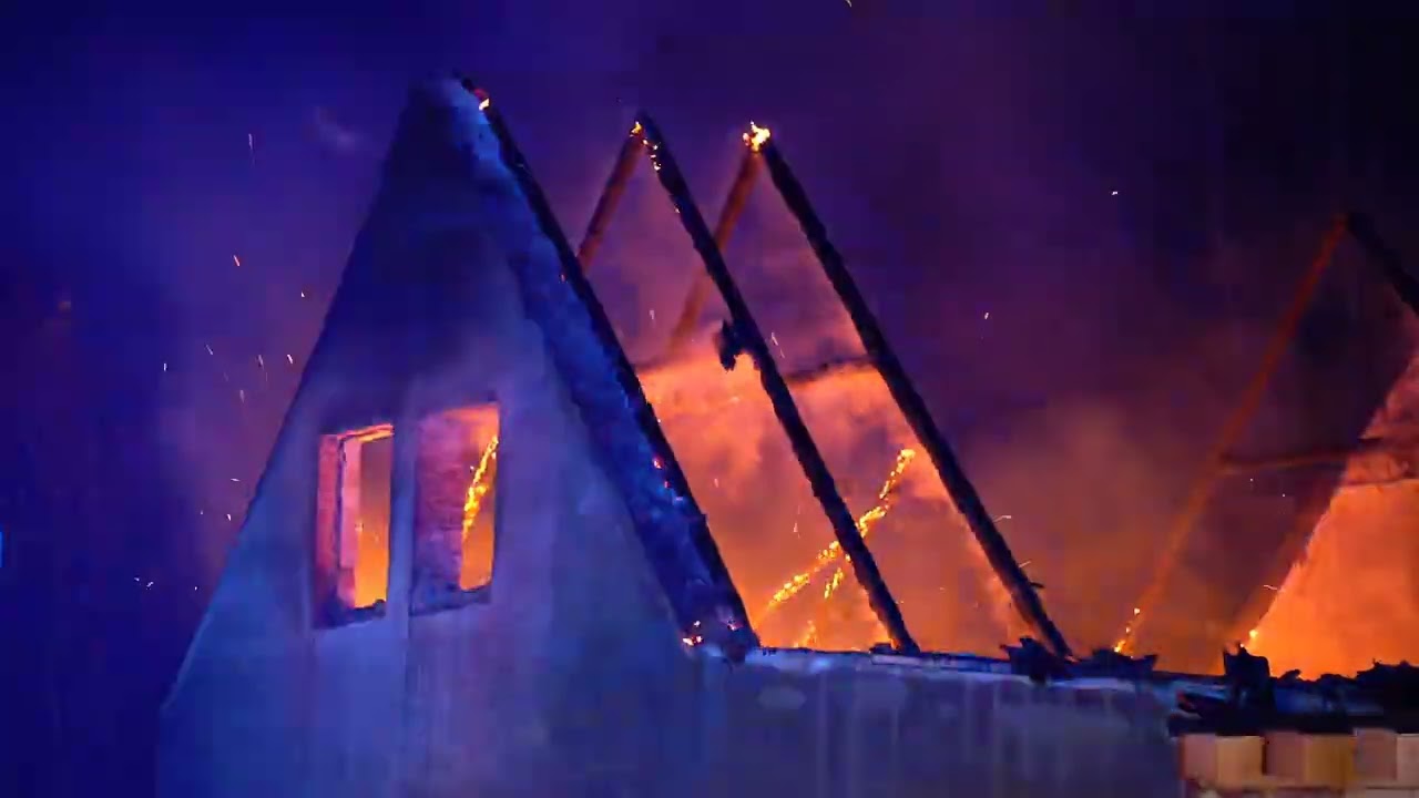 17.11 2025 ild i tag på hus under renovering