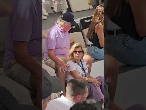 زوجة حسين فهمي تجلس ارضا بين رجليه في مهرجان الجونة