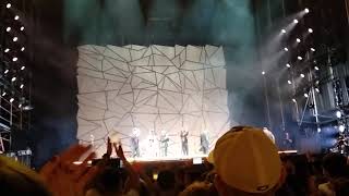 Amaral. Aplausos Finales Con Mon River En El.concierto De Amaral