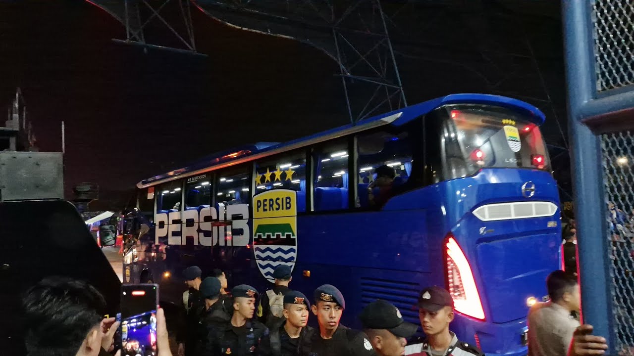 DETIK DETIK BUS PERSIB KELUAR GBLA SETELAH TUMBANGKAN MALUT UNITED🔥