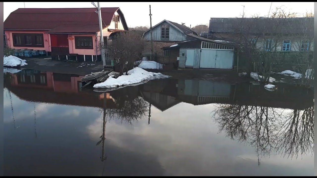 Сильный разлив воды. Наводнение в доме. Потоп в доме. Виднеются затопленные домики. Подтопление домов весной.