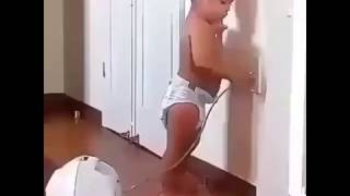 малыш ребенок испугался пылесоса/baby scared of vacuum cleaner/comedy/humor/joke