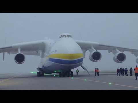 Dünyanın ən iri hava gəmisi Bakıda eniş etdi / The largest aircraft in the world landed in Baku