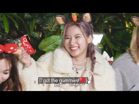 Jihyo gave one of her gummies to Sana🥺 - YouTube