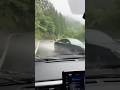 【衝撃映像】「マジか…」雨の峠道でコントロールを失いスピンするスポーツカーの恐怖