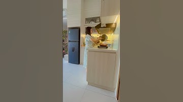 Bữa sáng mẹ Ry chiên cơm cho gia đình ăn sáng