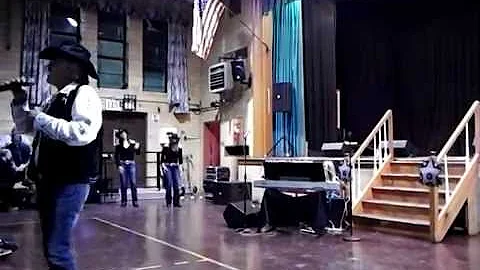 Loren Utt performs