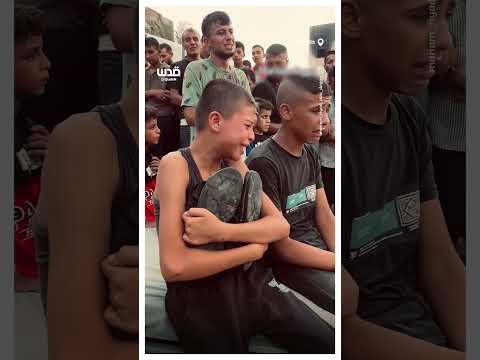 طفل فلسطيني يحتضن حذاء والده الذي ارتقى في خانيونس