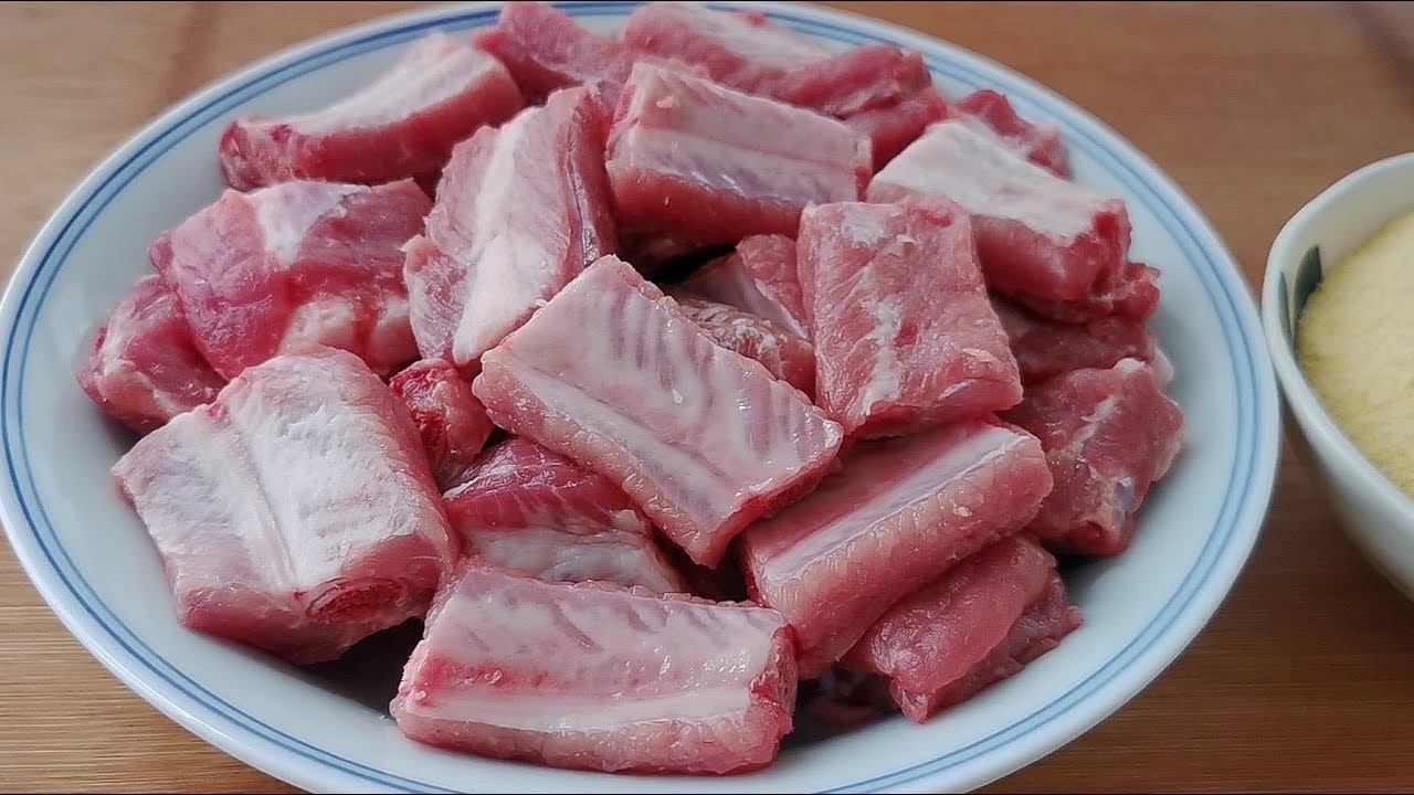 排骨別再紅燒了，加一碗玉米麵，不用蒸，不用烙，出鍋連湯汁都不剩【小穎美食】