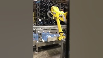🤖FANUC robots automatically handling bottled water.