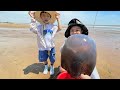 【English sub】小章赶海，海滩上一个超大水母，猫眼螺花甲不断上货，还抓到几只螃蟹！