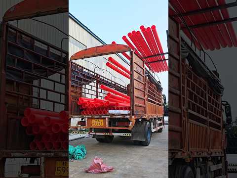 شحنة ضخمة من الأنابيب الحمراء في طريقها إلى موقع البناء