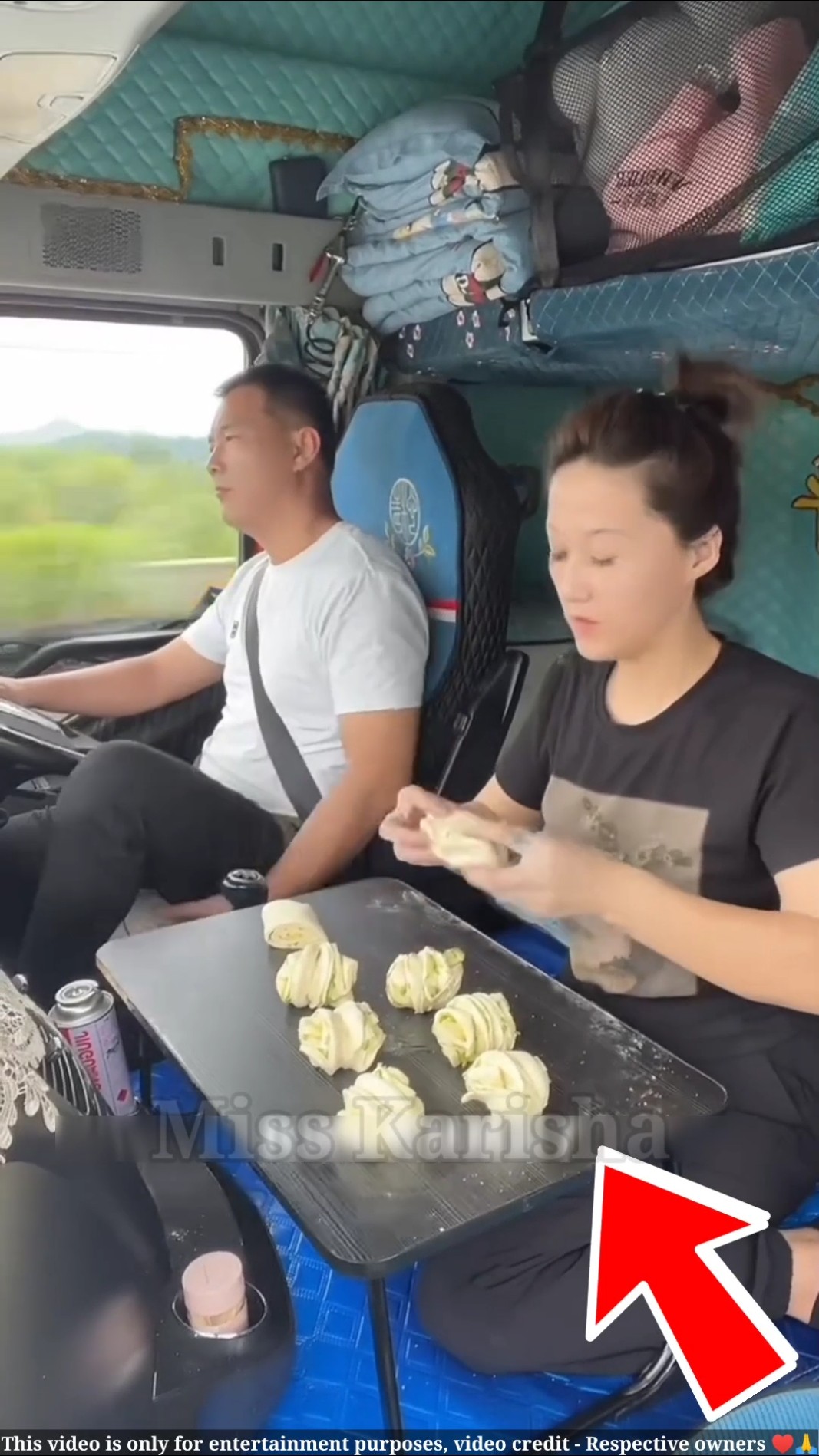 ये लड़की truck के अंदर खाना बनाती है || truck cooking || #shortsvideo