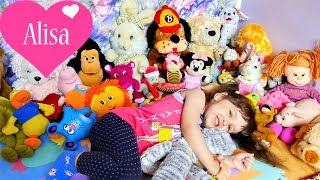 Алиса показала МЯГКИЕ ИГРУШКИ для детей Много игрушек Alice showed SOFT TOYS for children Алиса показала МЯГКИЕ ИГРУШКИ для детей Много игрушек Alice showed SOFT TOYS for children