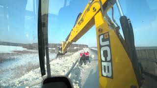 Чистка трассы в мороз. Работа на экскаваторе погрузчике JCB3CX. Точу нож.