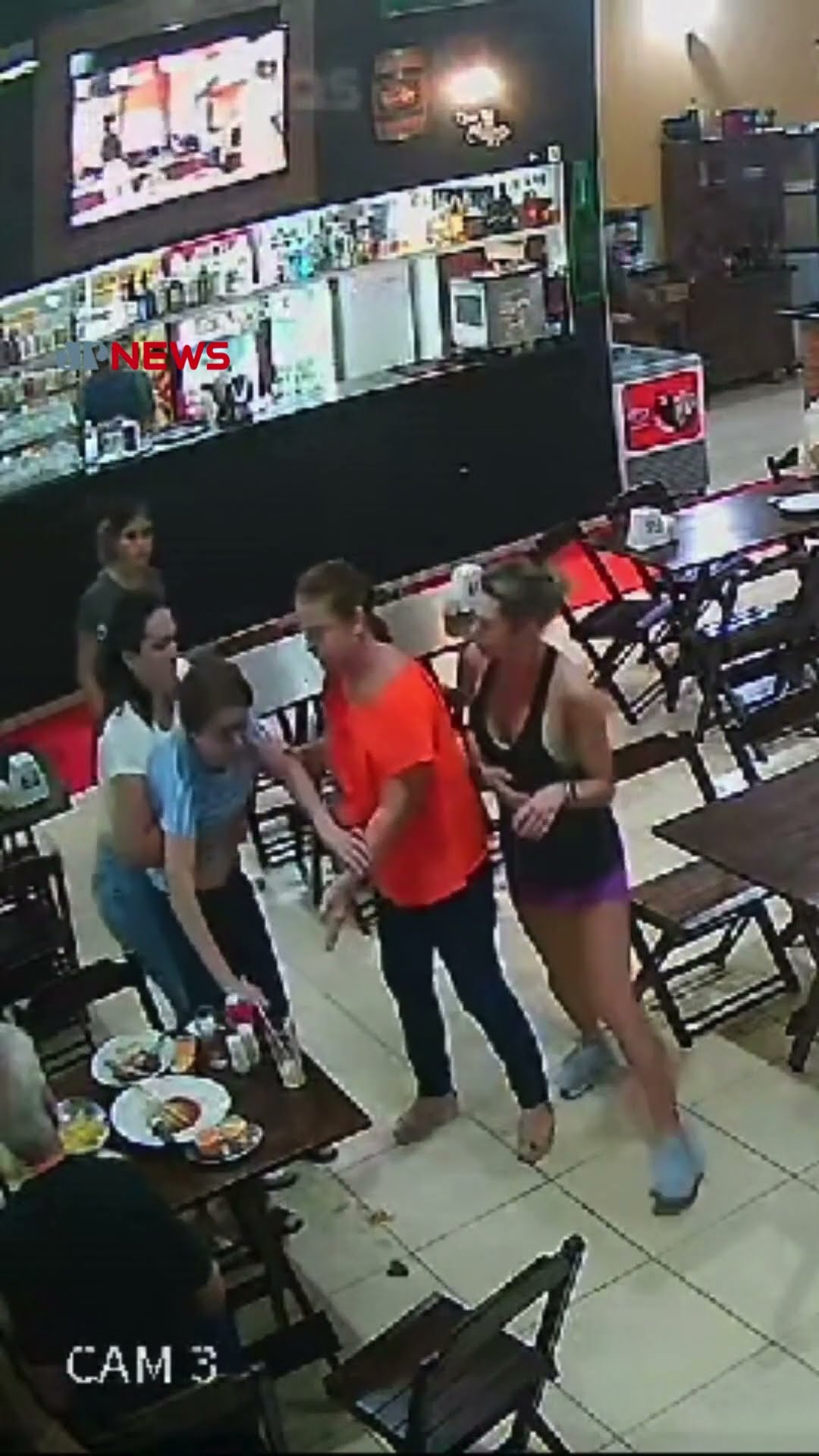 PM de folga salva idosa engasgada em restaurante; assista