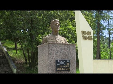 მფრინავის ძეგლი გვირგვინით შეამკეს