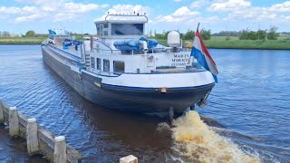 Binnenvaarttanker de MARLEY vaart via de oude DORKWERDERSLUIS de hoofdvaarweg weer op.