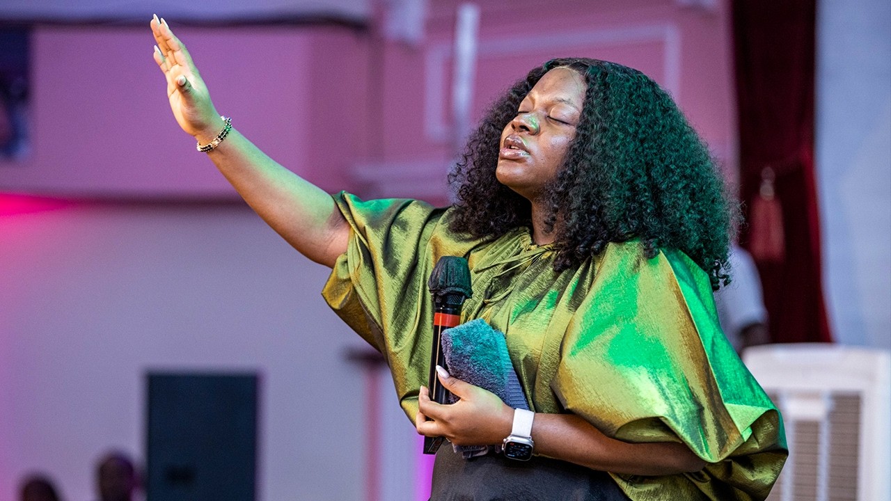 WATCH SUNMISOLA AGBEBI BRING HEAVEN DOWN WITH HER BEAUTIFUL PROPHETIC WORSHIP ATMOSPHERE