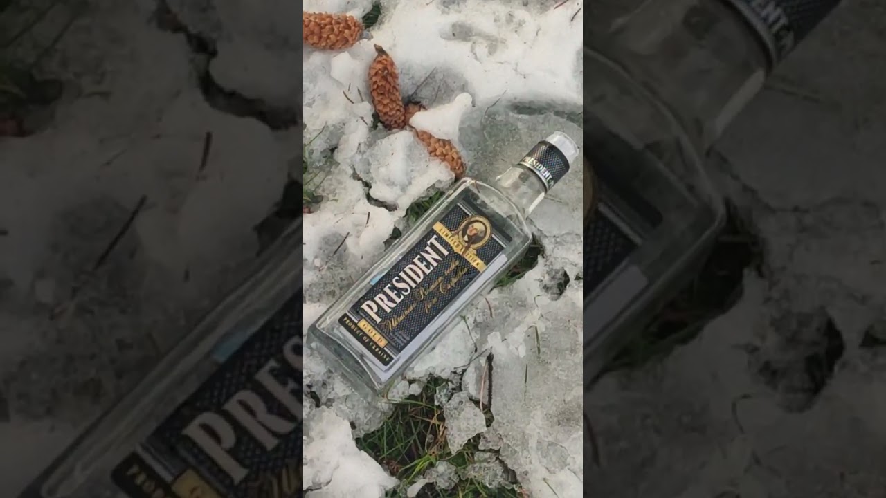 Просто лежит бутылка President 