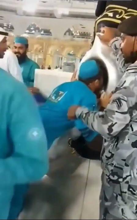 petugas cleaning servis masjidil haram bebas cium hajar aswad