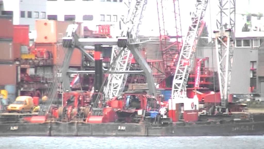 Stoomfluiten tussen Stoomsleepboot Hercules en drijvende stoom bok Ajax