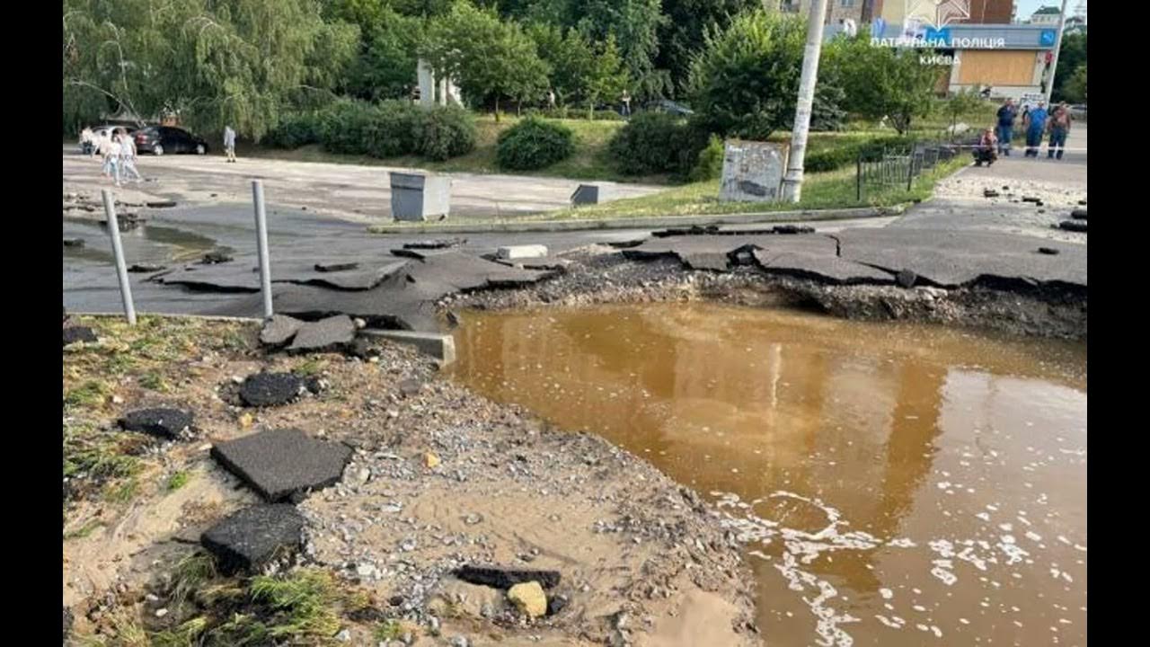 прорыв трубы в киеве. киев украина в киеве события твц. прорыв в киеве.