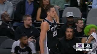 Zach Collins gives Ref middle finger after Ejection 💀