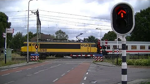 Spoorwegovergang Stroe // Dutch railroad crossing