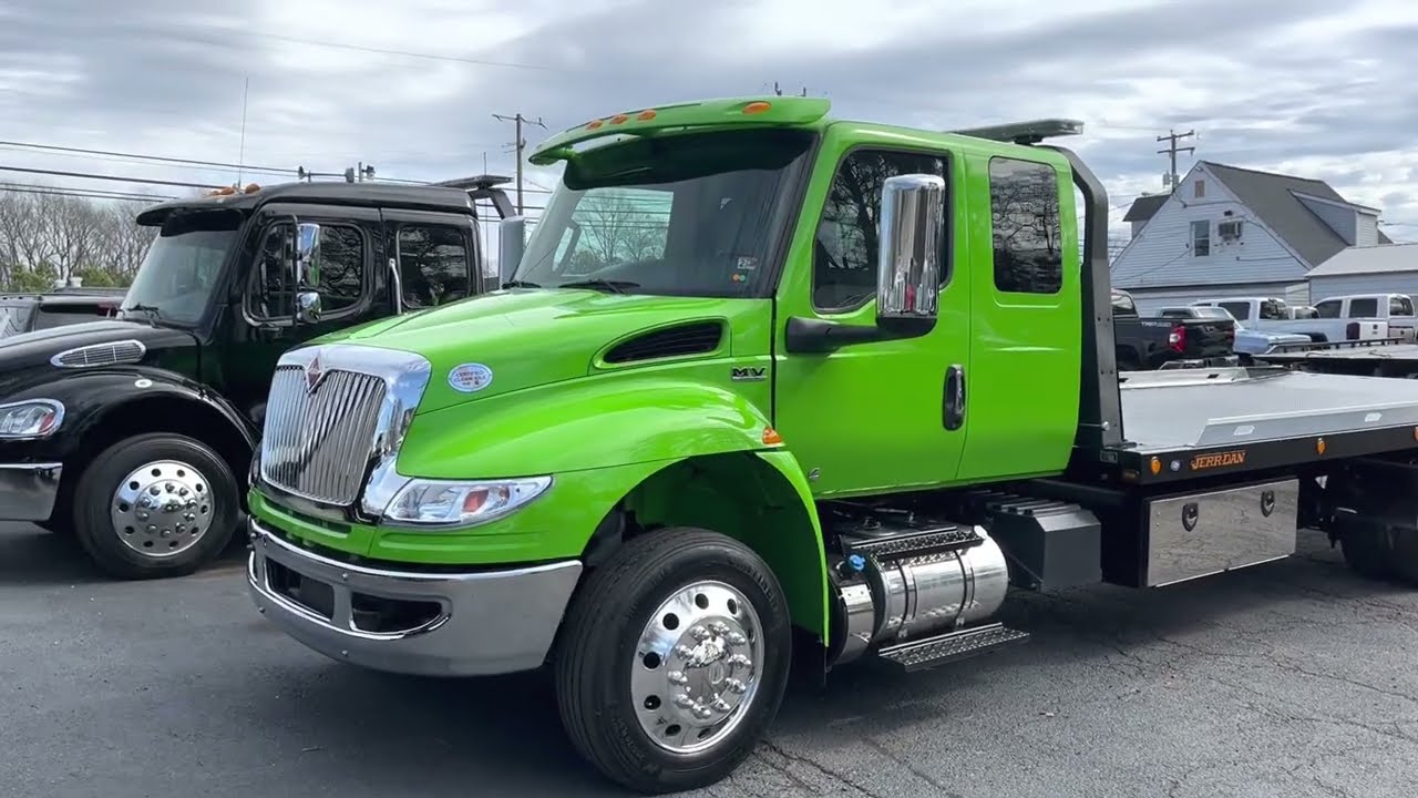 Эвакуатор International MV с удлиненной кабиной и бортовой платформой, 2022 г.